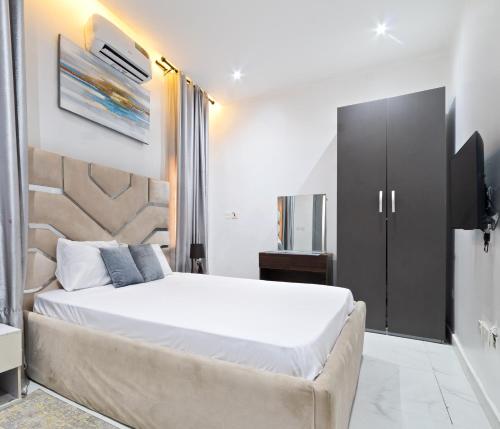 Căn hộ 100 m² 1 phòng ngủ, 2 phòng tắm riêng ở Lekki Phase I (Exclusive Upscale 1 Bedroom Apt in Lekki phase 1) in Lekki