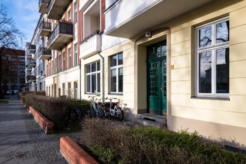 Sonnig & Helle Wohnung Alexanderplatz in 15min zu erreichen Herthastraße sehr schön und groß für Gruppen geeignet - image 14