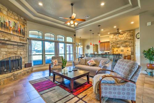 . Spacious La Vernia Home, 30 Mi to San Antonio