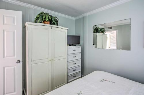 Cozy Myrtle Beach Escape with Resort Amenities! - image 11