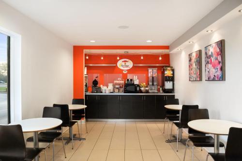 ห้องอาหาร, ซูเปอร์ 8 บาย วินด์แฮม ออมอนต์บีช (Super 8 By Wyndham Ormond Beach) in ออมอนต์บีช (FL)