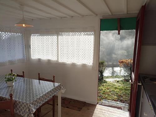 Apkārtne, Les cabanes de l'île aux oiseaux Guern (Les cabanes de l'ile aux oiseaux Guern) in Guern