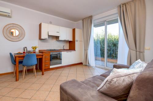 Superior One-Bedroom Apartment with Lake View image 9