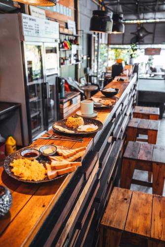 Restaurant, Warehouse Hostel  in Sairee