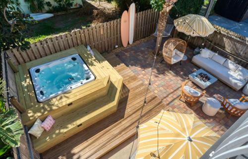 B&B Cape Canaveral - Luxury Villa 3 Blocks from the Beach with Hot Tub a Fire Pit and Outdoor Oasis - Bed and Breakfast Cape Canaveral