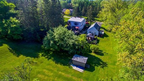 Hamptons Hideaway in Dundas