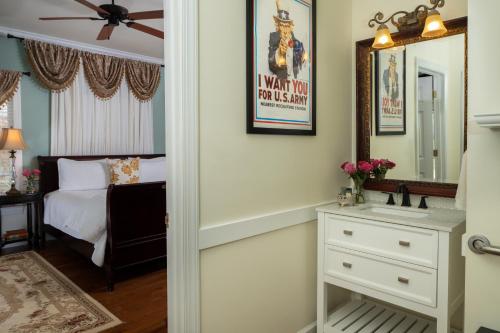 A Williamsburg White House Inn - image 12