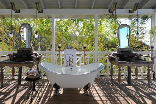 Zuhanyzó, Belle Mont Sanctuary Resort - Kittitian Hill in Saint Paul Capisterre