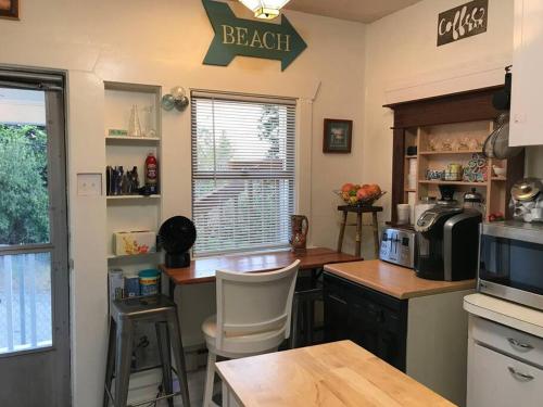 Cheerful 3 Bdrm w/ Kitchen & LR in West Seattle