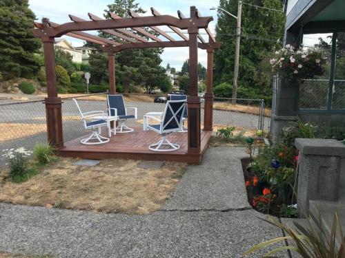 Cheerful 3 Bdrm w/ Kitchen & LR in West Seattle