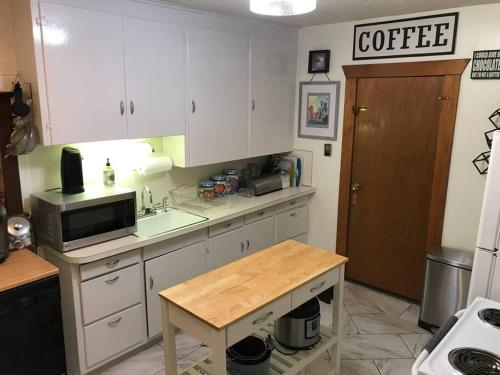 Cheerful 3 Bdrm w/ Kitchen & LR in West Seattle