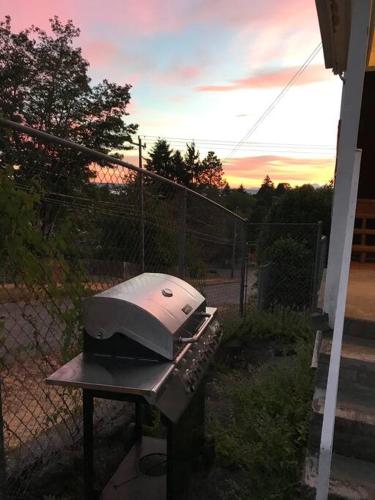 Cheerful 3 Bdrm w/ Kitchen & LR in West Seattle