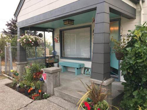 Cheerful 3 Bdrm w/ Kitchen & LR in West Seattle