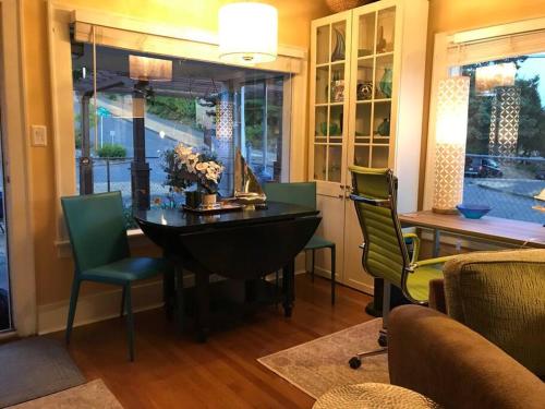 Cheerful 3 Bdrm w/ Kitchen & LR in West Seattle