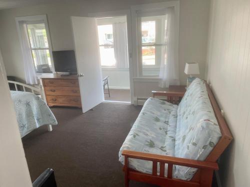 1 queen bed, 2 double beds, 1 futon bed