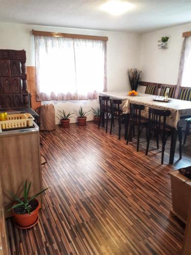 Konyha, Casa Rozalia in Retezat