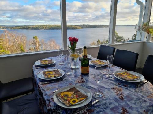 Archipelago villa, cabin & sauna jacuzzi with sea view, 30 minutes from Stockholm in Tyresö