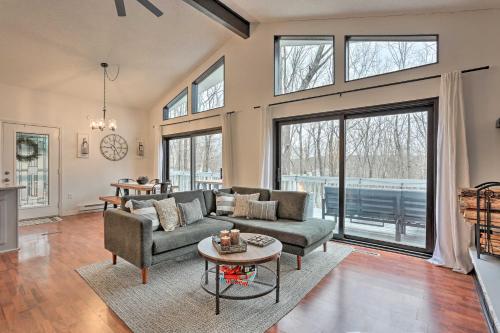 Stunning Bushkill Getaway with Deck, 8 Mi to Skiing!