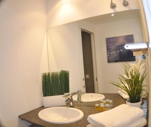 Two-Bedroom Apartment with Balcony - Penthouse image 10