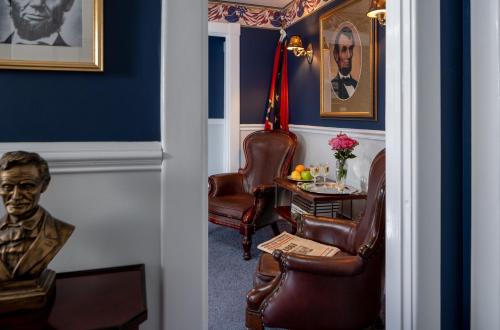 A Williamsburg White House Inn