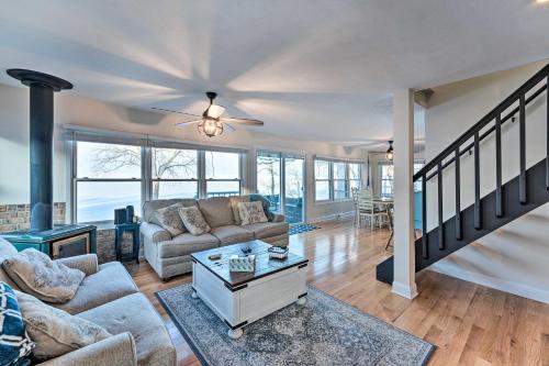 Lakefront Home with Gorgeous Sunsets, Kayaks, and Pier in Fort Atkinson, USA