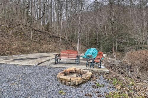 Mullens Cabin with Gas Grill and Mountain Views!