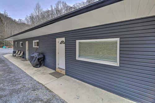 Mullens Cabin with Gas Grill and Mountain Views!