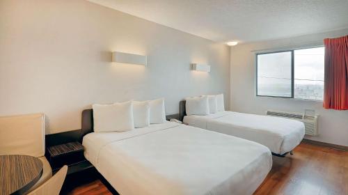 2 queen beds