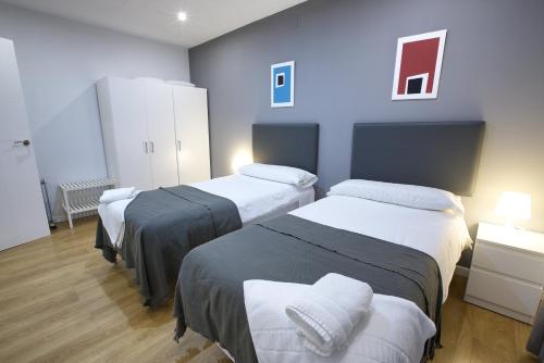 2 twin beds, 1 sofa bed