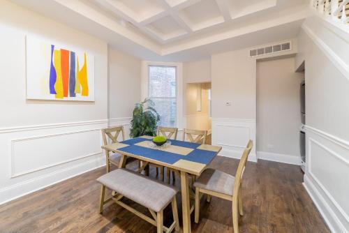 Luxury Chicago TH is a 10-minute drive to DWTN, perfect for city access RSV Now in Chicago, USA