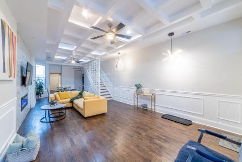 Luxury Chicago TH is a 10-minute drive to DWTN, perfect for city access RSV Now in Chicago, USA