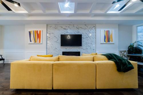 Luxury Chicago TH is a 10-minute drive to DWTN, perfect for city access RSV Now in Chicago, USA