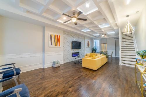 Luxury Chicago TH is a 10-minute drive to DWTN, perfect for city access RSV Now in Chicago, USA