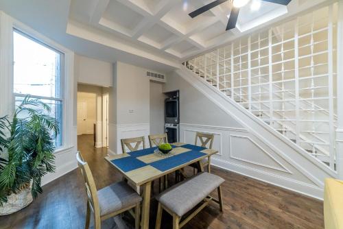 Luxury Chicago TH is a 10-minute drive to DWTN, perfect for city access RSV Now in Chicago, USA