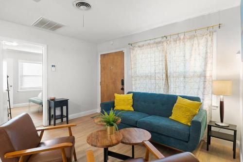 Cozy Heights House Patio and Backyard Sleeps 9 in Houston, USA