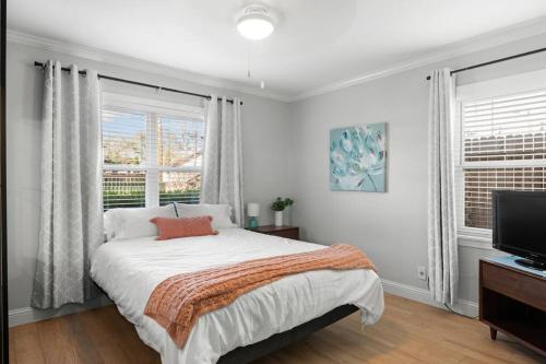 Cozy Heights House Patio and Backyard Sleeps 9 in Houston, USA