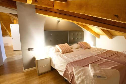 2 bedrooms, 5 beds