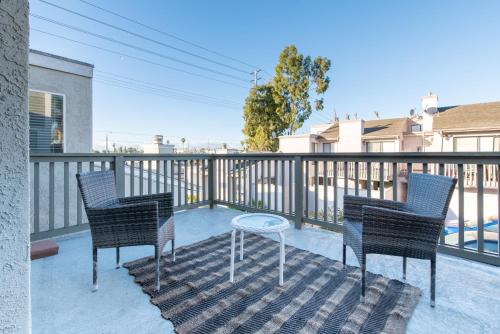 Stylish 2BD 2BA Long Term Stay 5min to Beach in Huntington Beach, USA