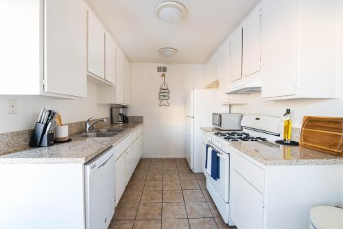Stylish 2BD 2BA Long Term Stay 5min to Beach in Huntington Beach, USA