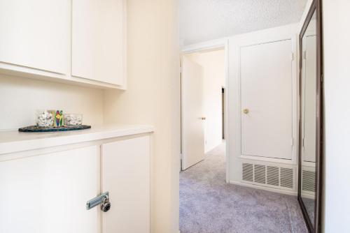 Stylish 2BD 2BA Long Term Stay 5min to Beach in Huntington Beach, USA