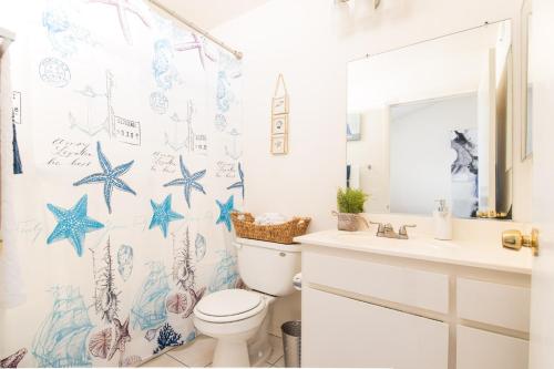 Stylish 2BD 2BA Long Term Stay 5min to Beach in Huntington Beach, USA