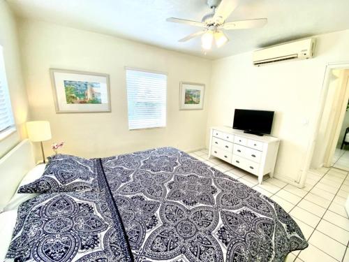 Southwinds Inn #7 for 3 Guests - One-Bedroom King condo