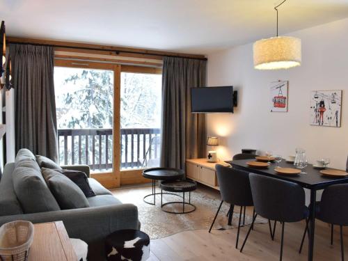 Apartment (6 Adults) room in Charmant T3 avec balcon ascenseur et piscine en été proche pistes et centre idéal pour 6 pers. - FR-1-180-565