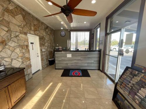Motel 6 Hermiston, OR - Umatilla - 로비