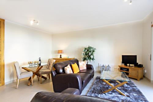 ห้องส่วนกลางสำหรับนั่งเล่น/ดูทีวี, Ocean Breeze Apartment in ตาวิรา