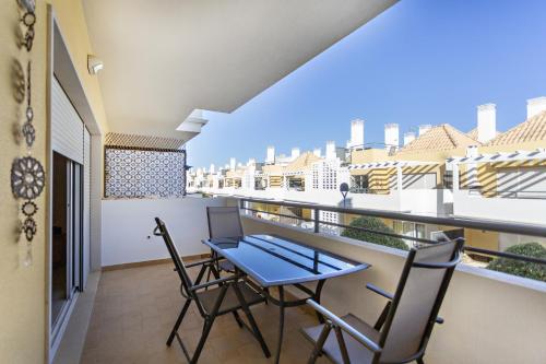 ระเบียง/ชานเรือน, Ocean Breeze Apartment in ตาวิรา
