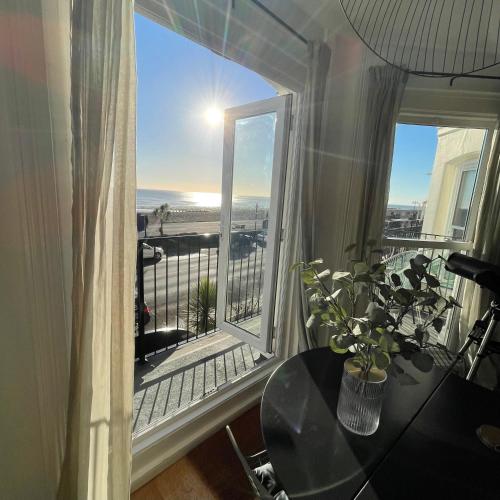 Seaview flat with balcony, spacious 2 bedroom