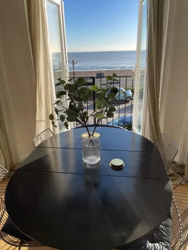 Seaview flat with balcony, spacious 2 bedroom