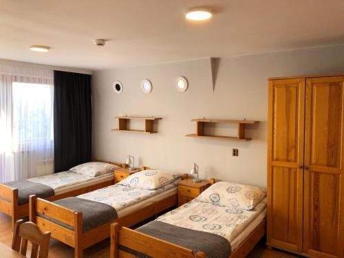 4 twin beds