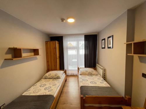 2 twin beds